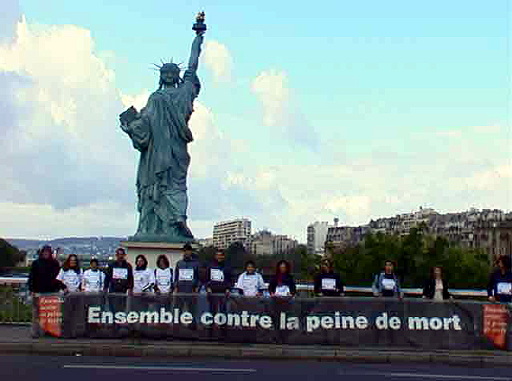 Les militants d'ECPM sur le pont de Grenelle, 2001